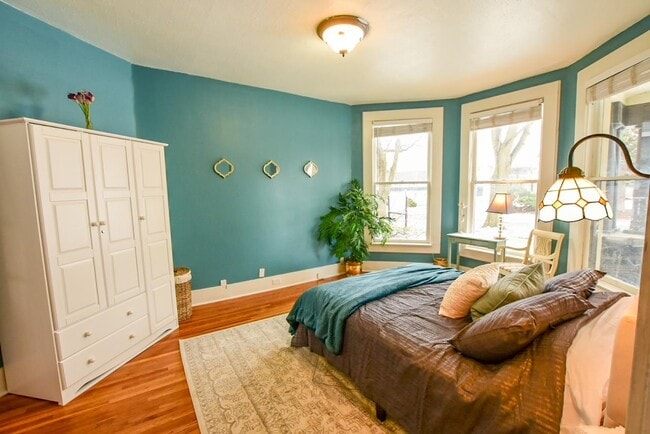 Building Photo - 1316 W Dean Ave