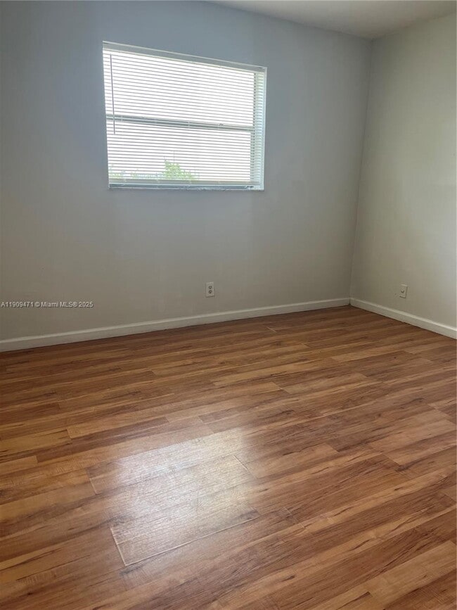 Building Photo - 500 NE 2nd St