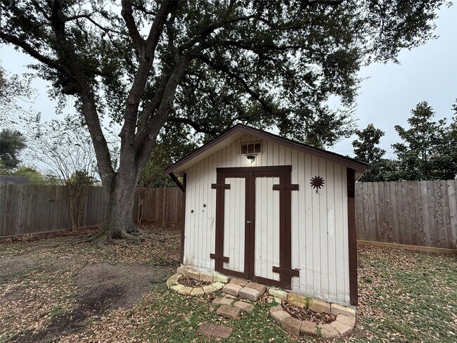 Building Photo - 6810 Redwood Falls Dr