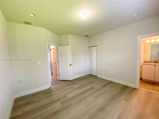 Building Photo - 5860 Hollywood Way