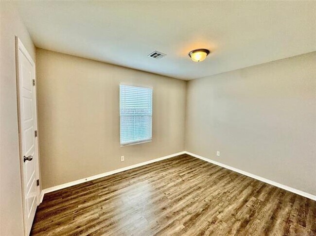 Building Photo - Newer build with Split Floor plan
