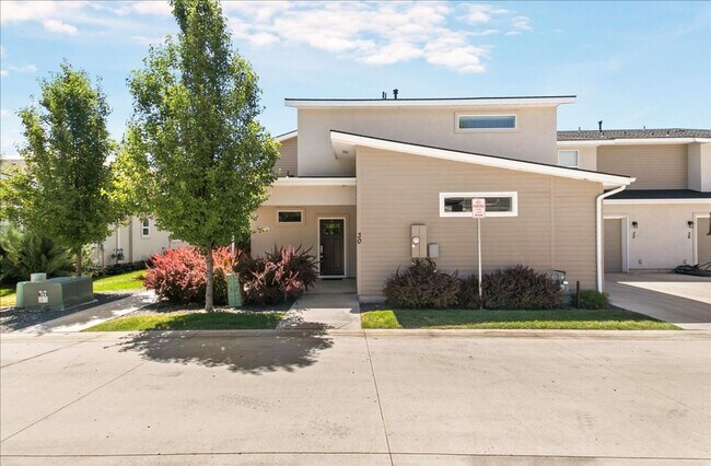 Building Photo - Eagle Townhome with Upscale Finishes!