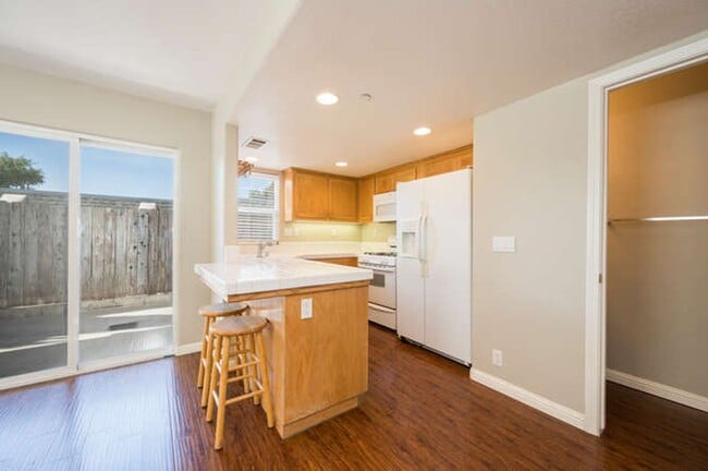 Building Photo - Charming 3bd/2.5 bath Condo