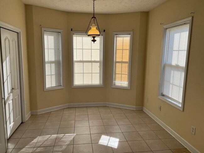 Building Photo - Jack Britt School District! 5br, 2.5 ba