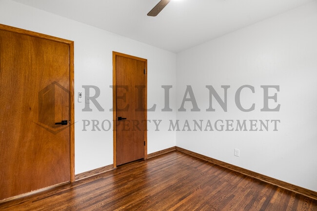 Building Photo - 211 E Meadowlark Rd