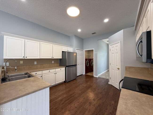 Building Photo - 1319 N Kyle Way