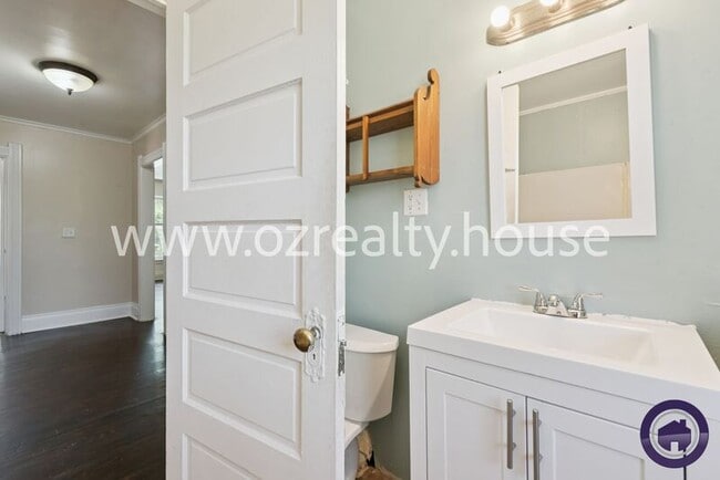 Building Photo - 2727 Robinwood Ave