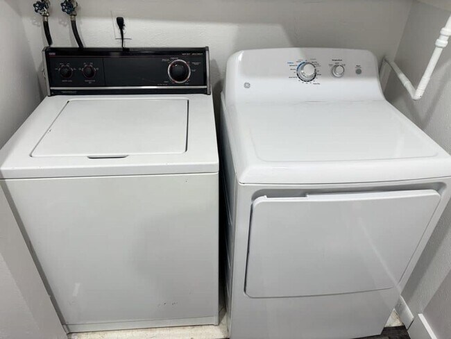 Building Photo - Available Now! Newly Remodeled 2BR Unit in Boulder Fourplex