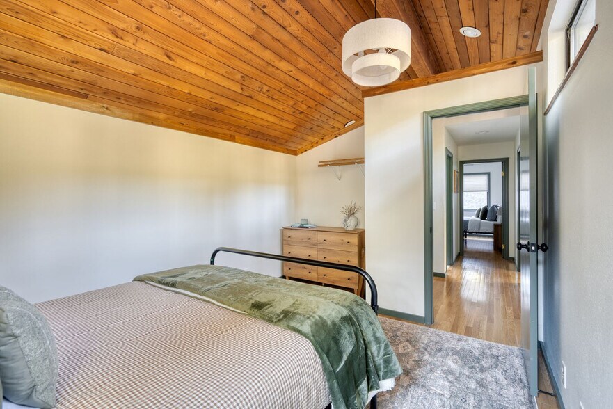 Building Photo - 65377 E Sandy River Ln