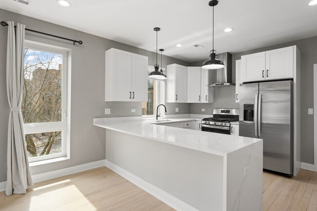 Building Photo - 7428 N Rogers Ave