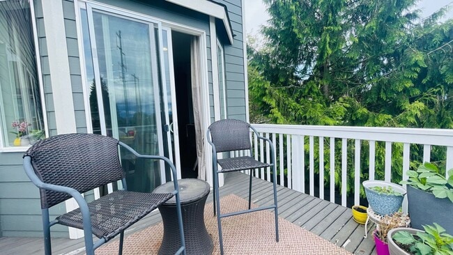 Building Photo - Spacious Corner 5 bed Single Family Home i...