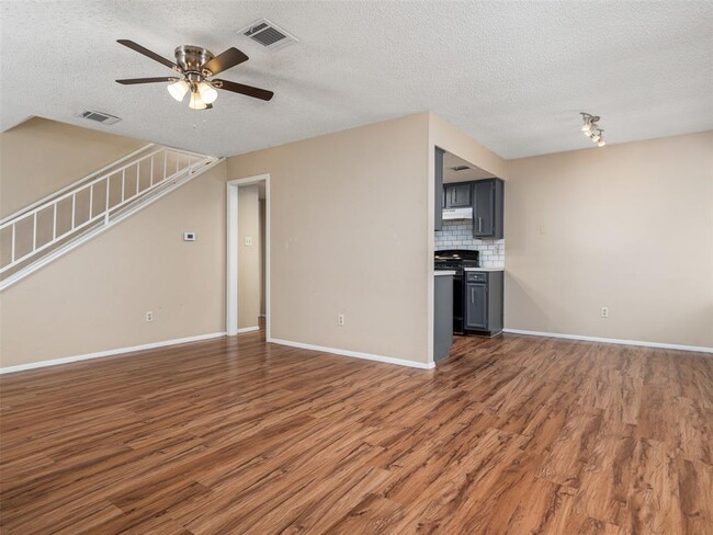 Building Photo - 706 Rollingway Dr