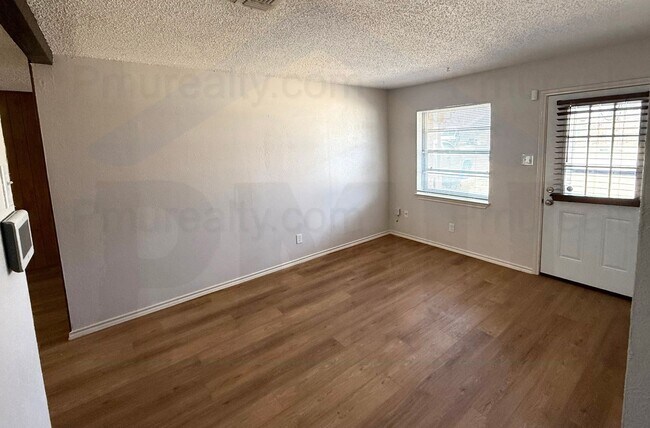 Building Photo - AVAILABLE NOW!!! Lovely 3-Bedroom 1.5-Bathroom in Duncanville - Two blocks from the Duncanville H...