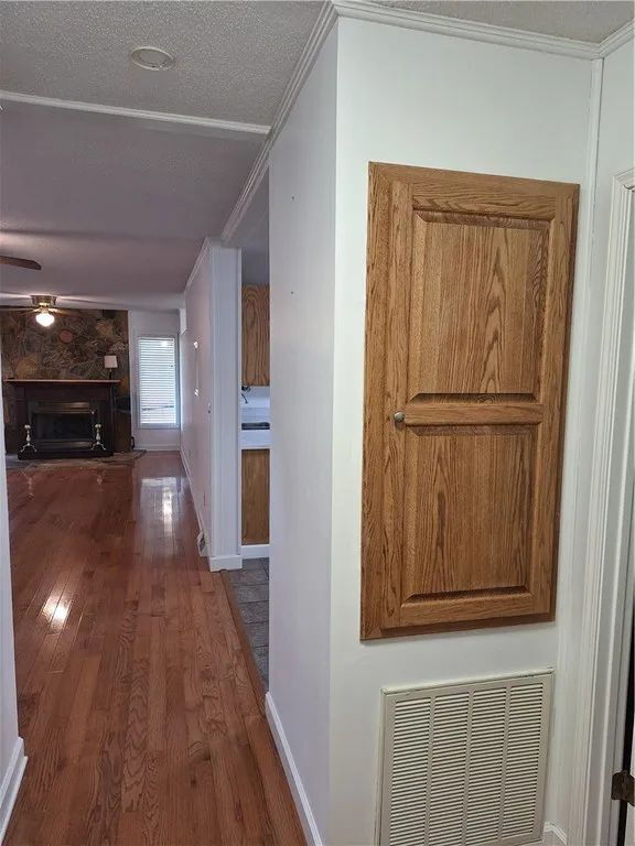 Building Photo - 3 Bedroom Home w/ Workshop and Fenced Yard