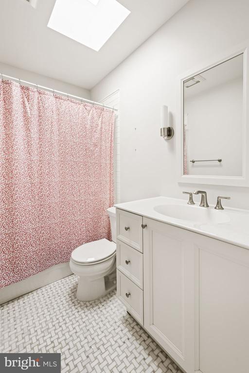 Building Photo - 509 Duke St