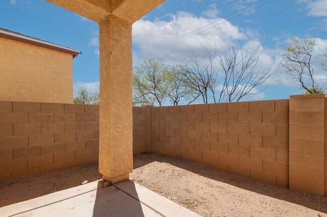 Building Photo - House For Rent