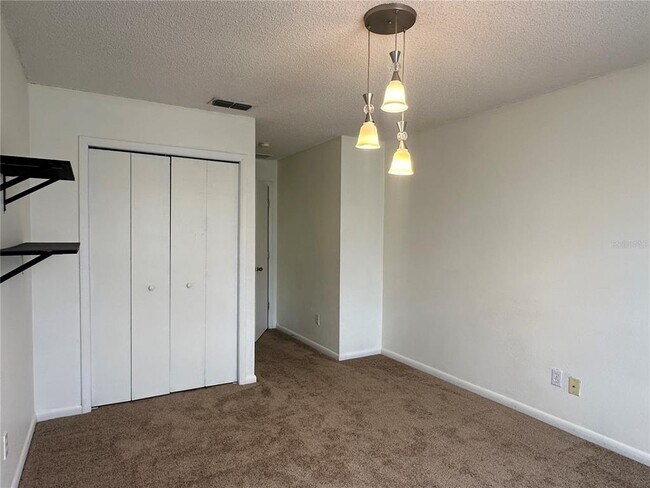 Building Photo - 12640 Somerset Oaks St