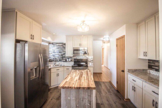 Building Photo - 706 North St