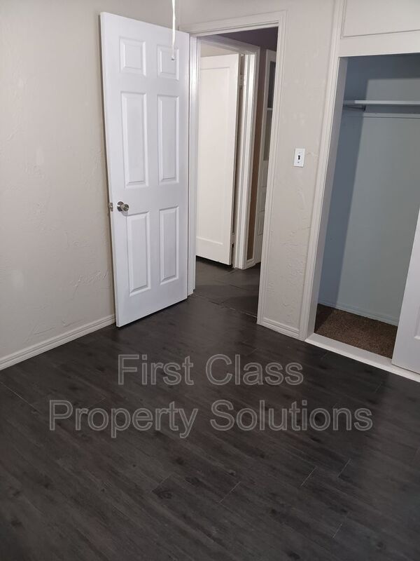 Building Photo - 3808 SE 15th St