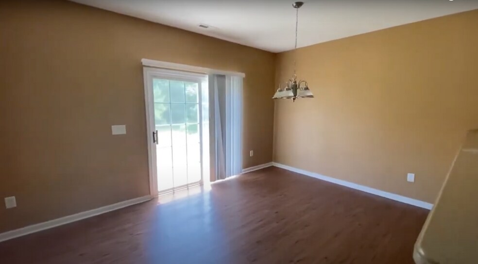 Building Photo - Room in Single Family Home on Genlee Dr