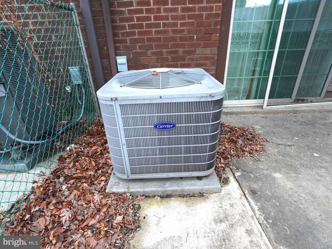 Building Photo - 51 Hollybrooke Dr