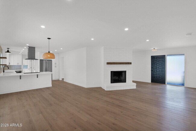 Building Photo - 501 W Seldon Ln