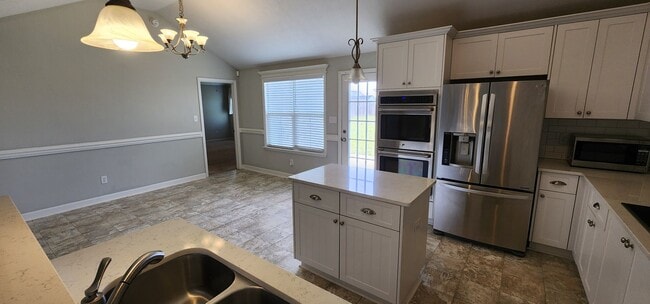 Building Photo - 3 Bedroom 2 bath Across the street from Fo...