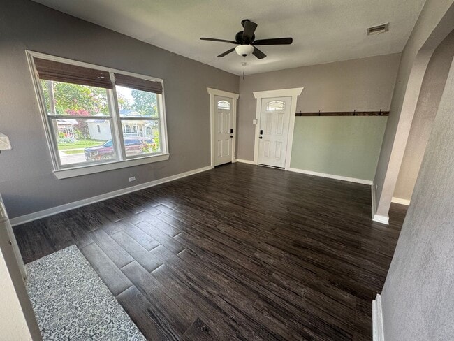 Building Photo - Lovely 3 Bedroom, 2 Bath Bungalow in the H...