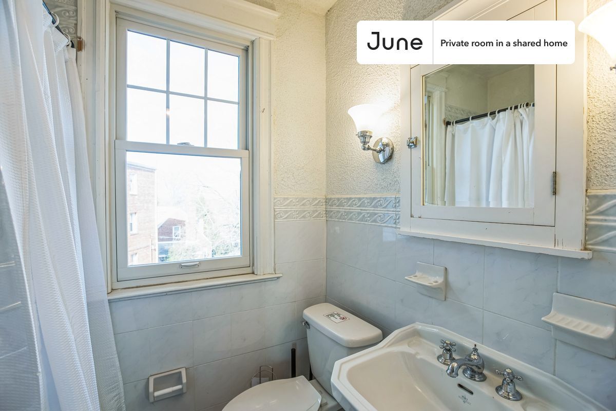 Building Photo - Room in Shared 7 bed/6 bath home in Dupont Park