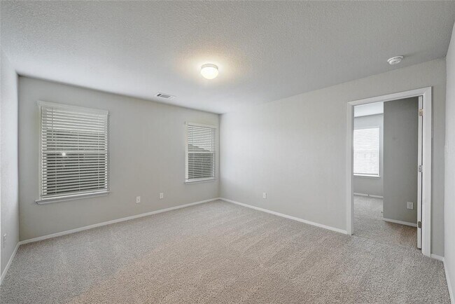 Building Photo - 215 Desperado Dr