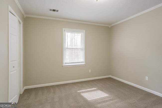 Building Photo - 2440 Hillboro Cir S W