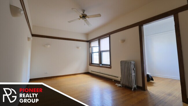 Building Photo - 812 W Waveland Ave