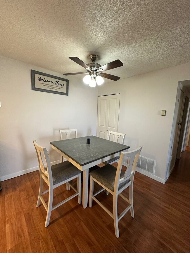 Building Photo - Bright & Updated 2Bd/1Ba Condo in Aurora