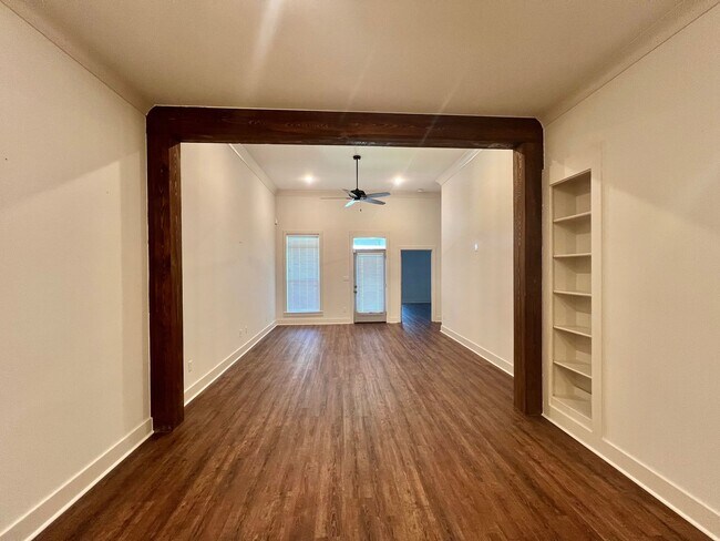 Building Photo - Spacious Two Bedroom Townhouse off Jeffers...
