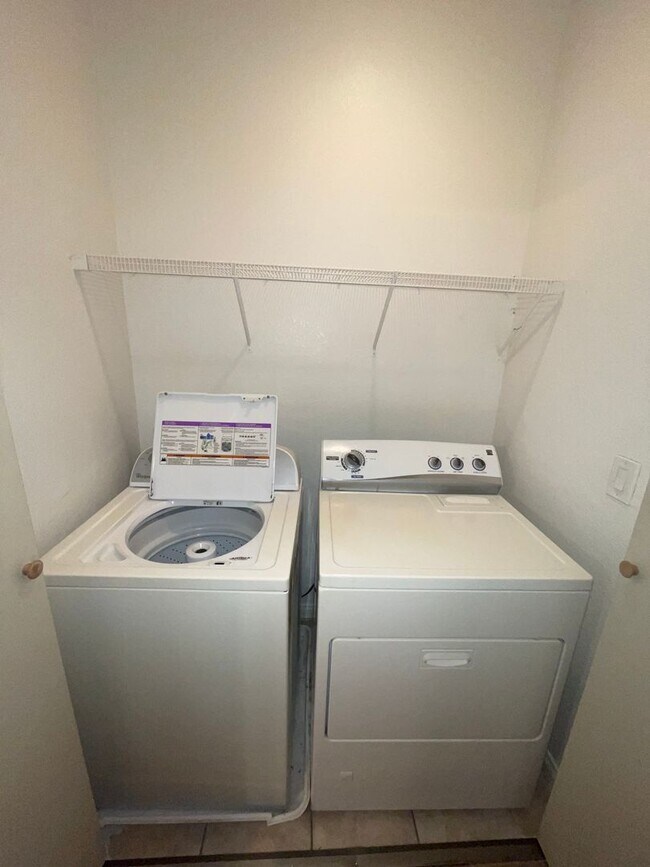 Building Photo - Delightful 2 Bedroom 2 Bathroom Townhouse!