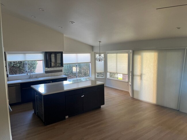 Building Photo - 3721 S Hawthorn Dr