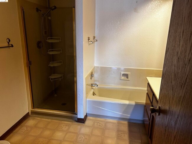 Building Photo - 5593 Drakes Dr