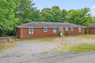 Building Photo - 454 Circle Dr