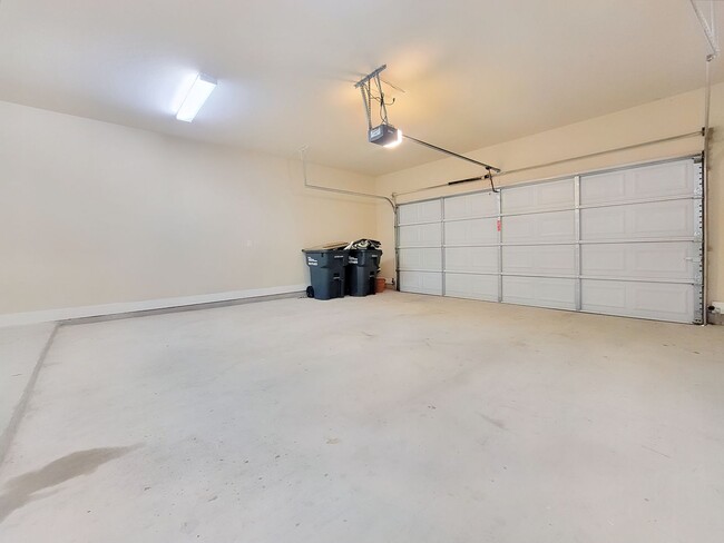 Building Photo - Gorgeous 3 BR/2.5 BA Single-Family Home in...