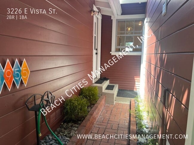 Building Photo - 3226 E Vista St