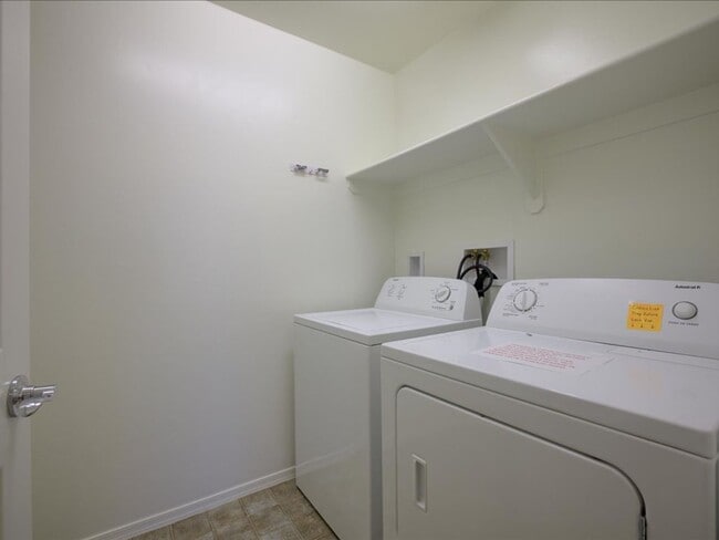 Building Photo - 4 Bedroom, 2.5 Bath COMMUNITY POOL!