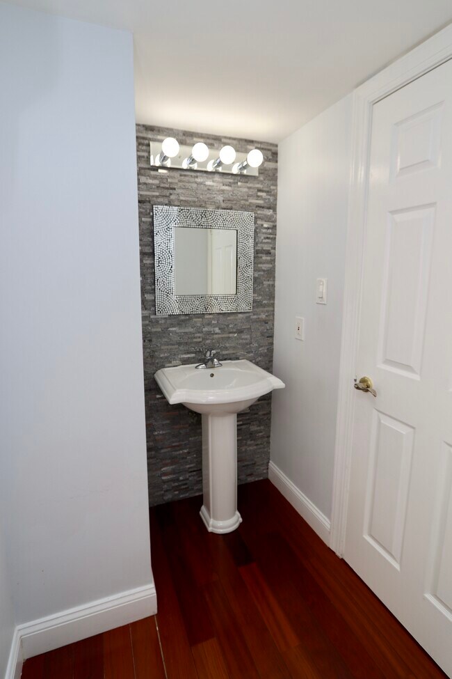 Building Photo - 2969 Columbia Dr