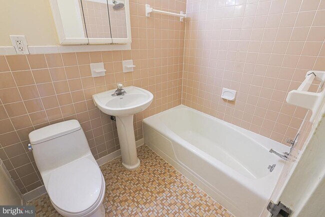 Building Photo - 3535 Chevy Chase Lake Dr