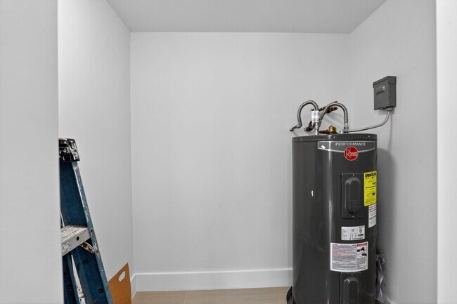 Building Photo - 2651 S Palm Aire Dr