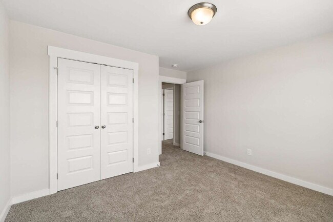 Building Photo - "Charming 3-Bed Townhouse Retreat with 2.5 Baths in Hendersonville's Heart!"