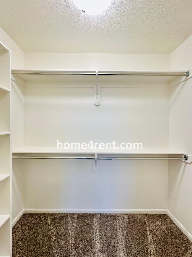 Building Photo - Nearly New Luxury Home in Blue Valley Schools!