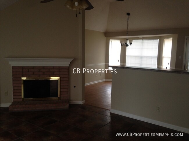 Building Photo - 4 bedroom with an open & spacious floorplan!