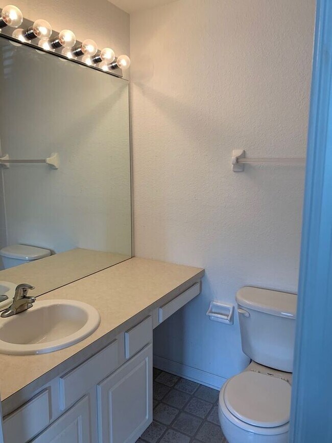 Building Photo - Luxury Townhome for Rent in Gated Dunwoody...