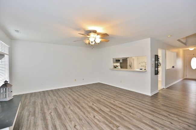 Building Photo - Beautifully Updated Townhome In Ocean Lake...