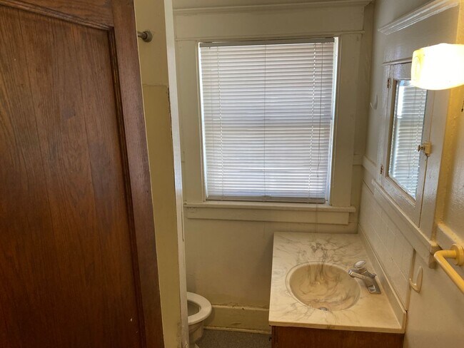 Building Photo - 827-833 Goodhue
